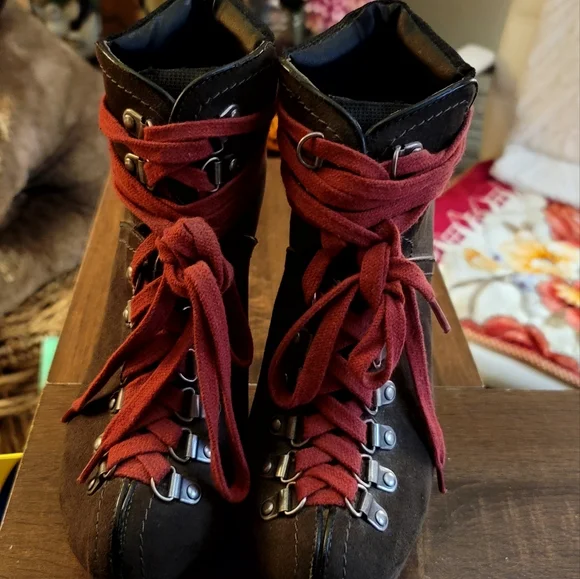 KEAVA  BY XHILARATION LADIES COMBAT FAUX SUEDE HEELS W/LEATHER CUFF/CRAMBERRY - Picture 3 of 11